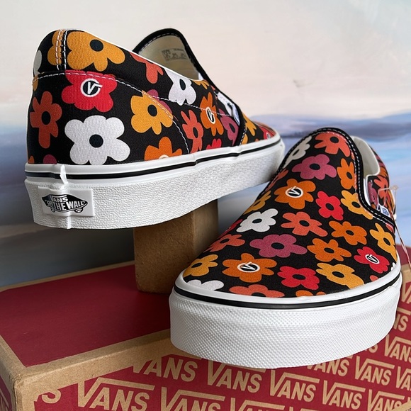 Vans Men’s Classic Slip-On
Flower Print Black/Multi
VN0A3UT7BML
Sneakers - Picture 11 of 16